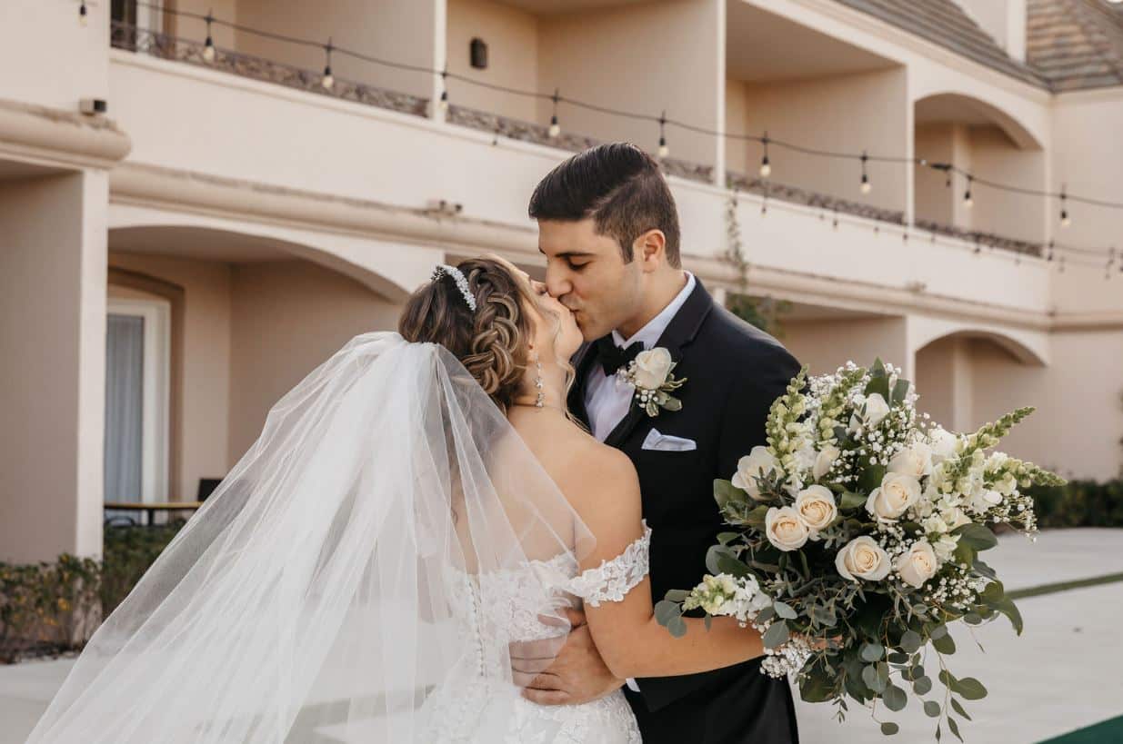 couple kiss