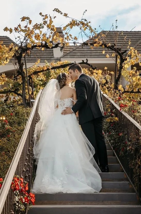 a back kiss photoshoot